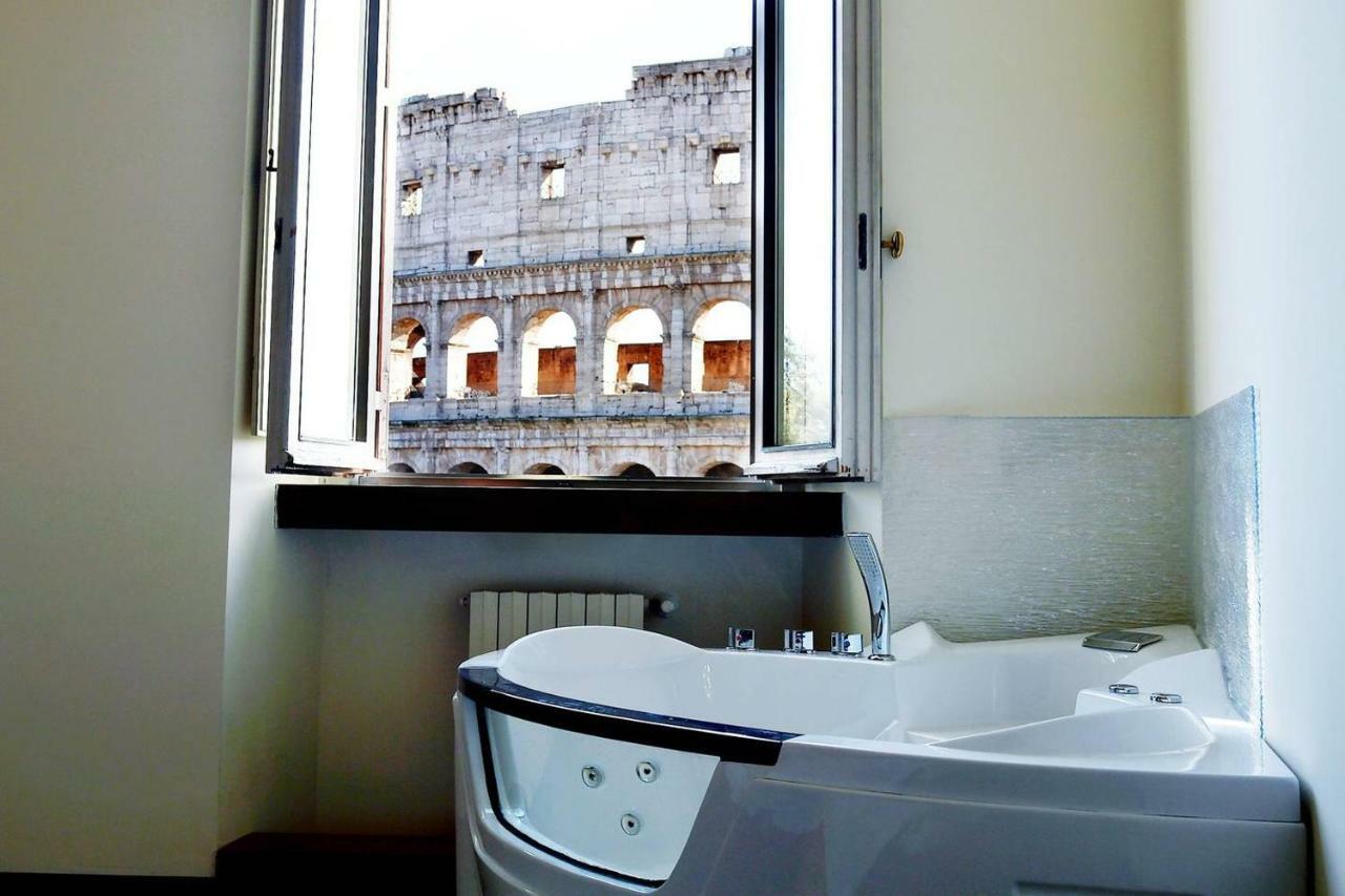 Jacuzzi In Front Of The Colosseum Řím Exteriér fotografie